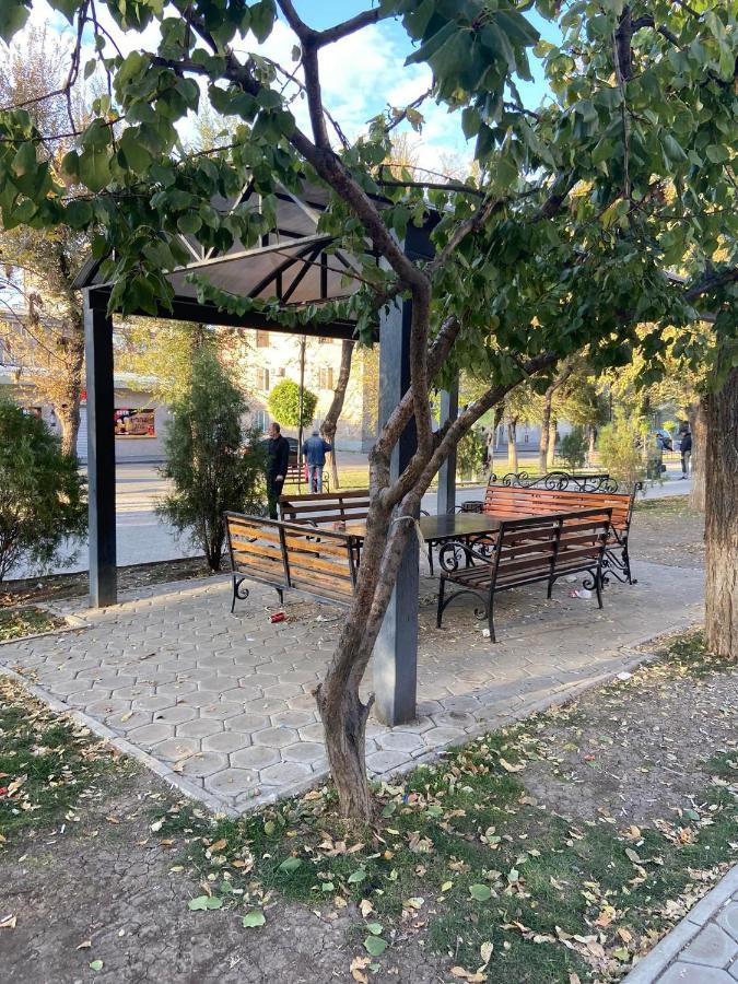Vahe'S Family Guest House Front Ереван Екстериор снимка