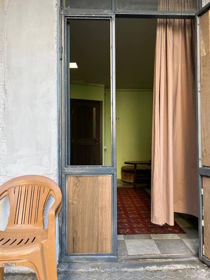 Vahe'S Family Guest House Front Ереван Екстериор снимка