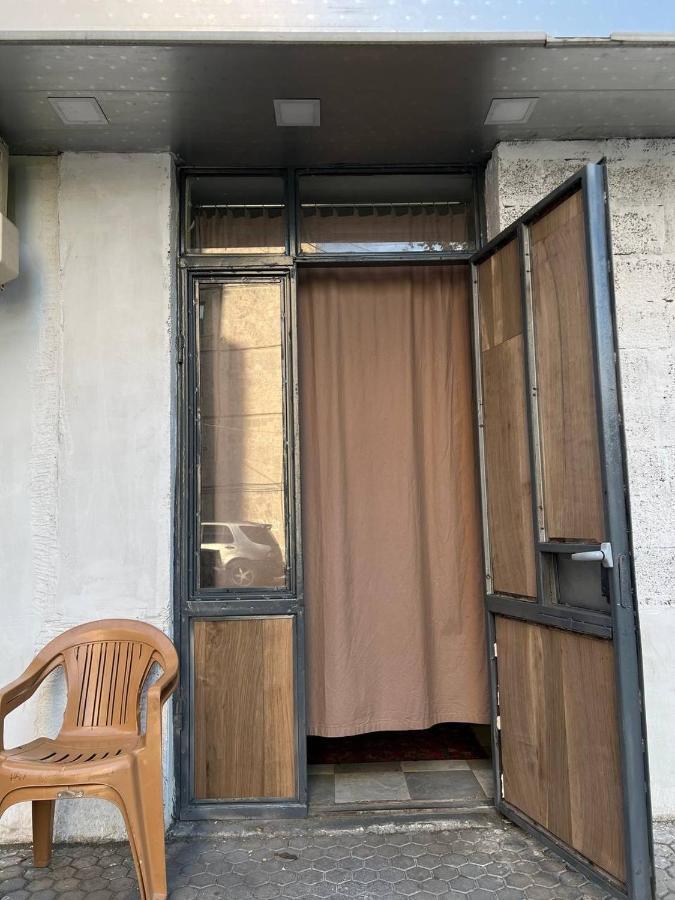 Vahe'S Family Guest House Front Ереван Екстериор снимка