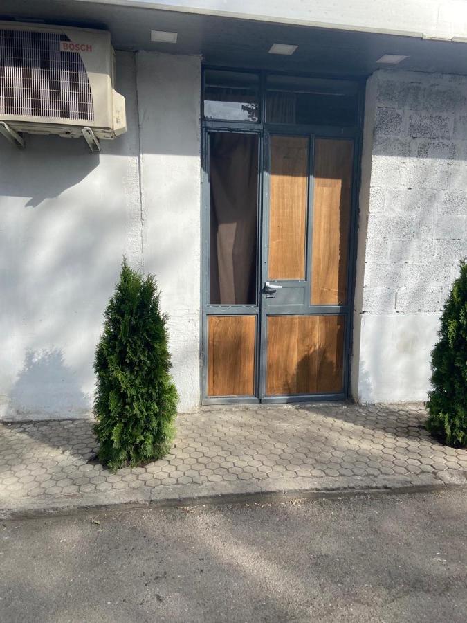 Vahe'S Family Guest House Front Ереван Екстериор снимка