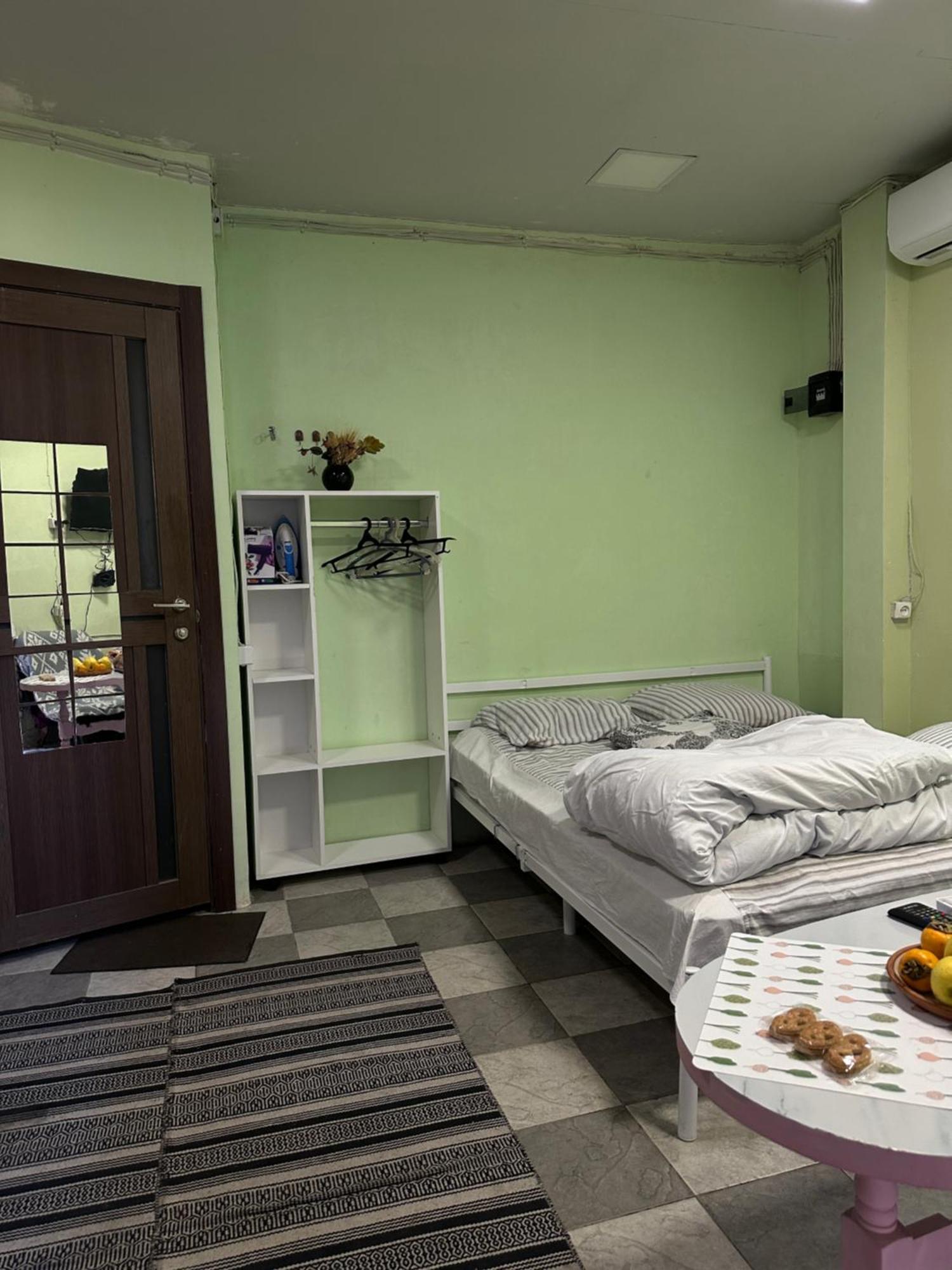 Vahe'S Family Guest House Front Ереван Екстериор снимка