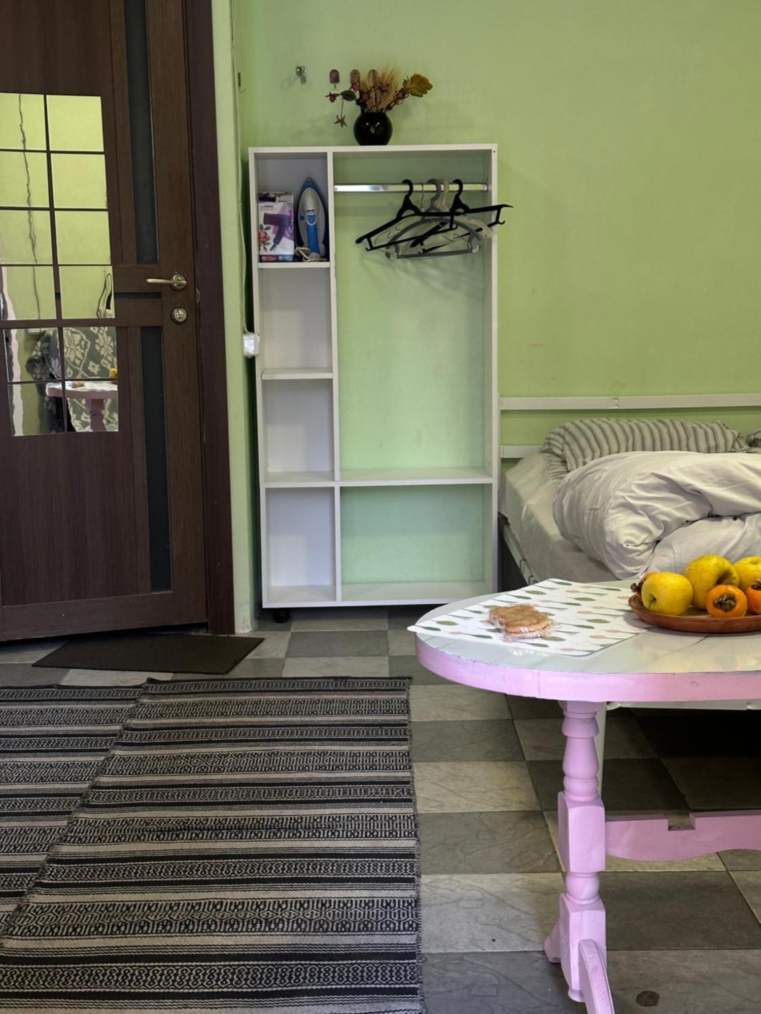 Vahe'S Family Guest House Front Ереван Екстериор снимка