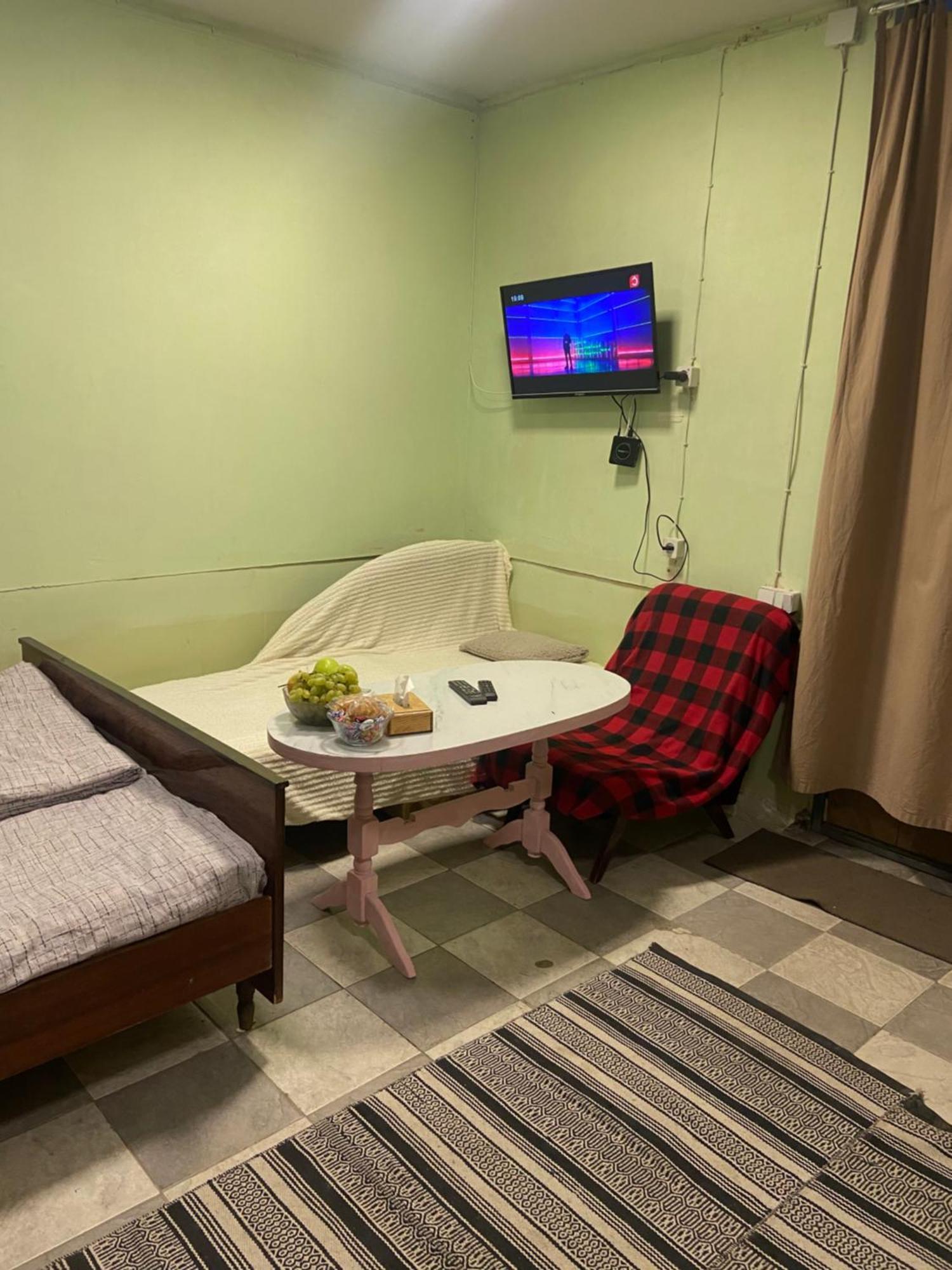 Vahe'S Family Guest House Front Ереван Екстериор снимка
