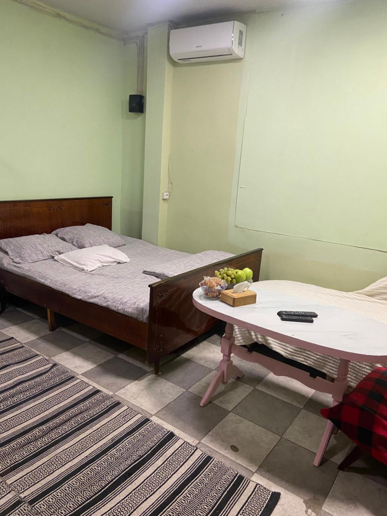 Vahe'S Family Guest House Front Ереван Екстериор снимка